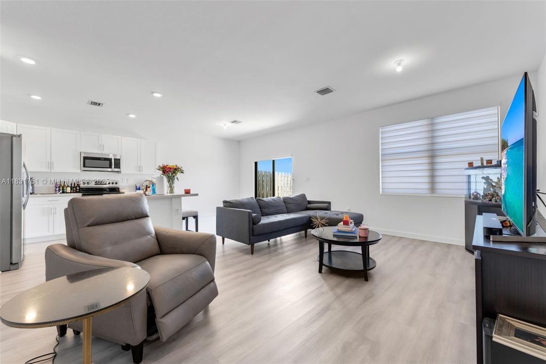 Недавно продано: $459,900 (3 спален, 2 ванн, 1832 Квадратных фут)