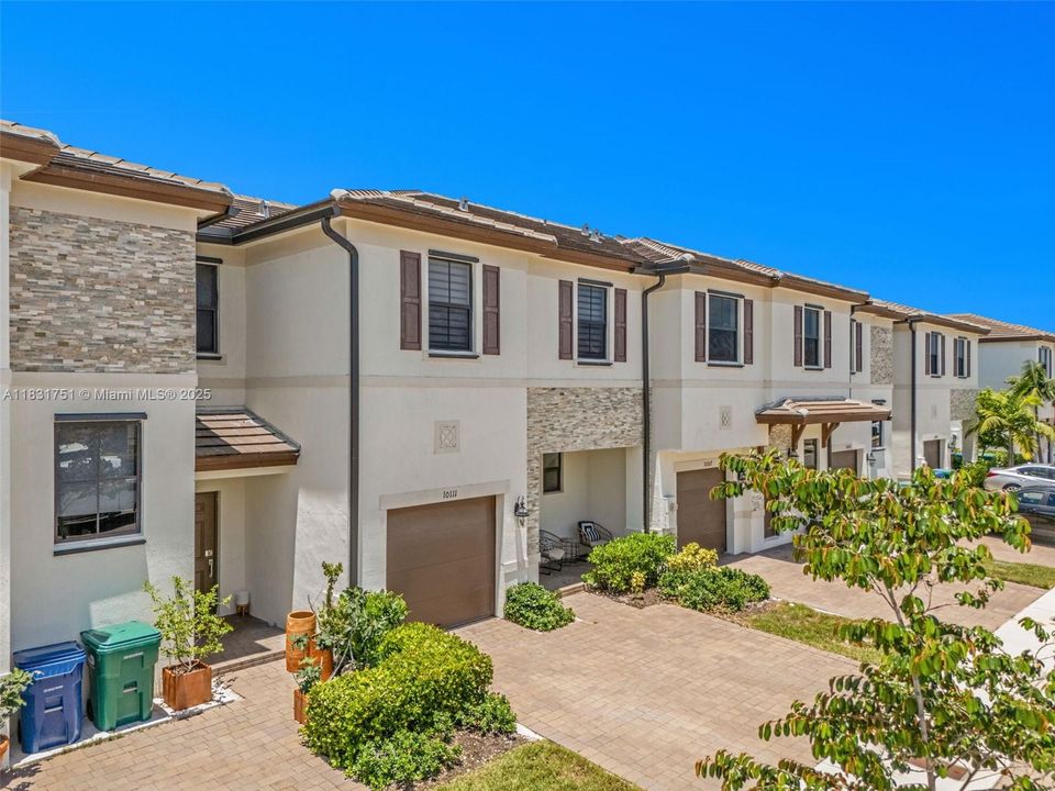 Недавно продано: $459,900 (3 спален, 2 ванн, 1832 Квадратных фут)