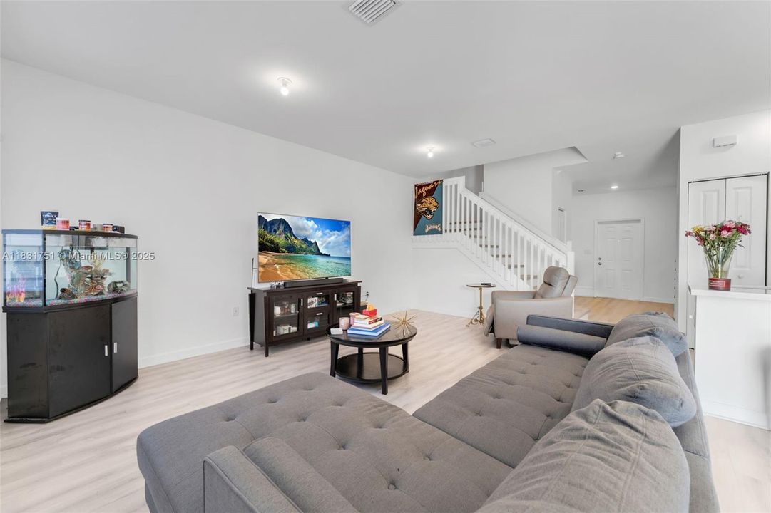 Недавно продано: $459,900 (3 спален, 2 ванн, 1832 Квадратных фут)