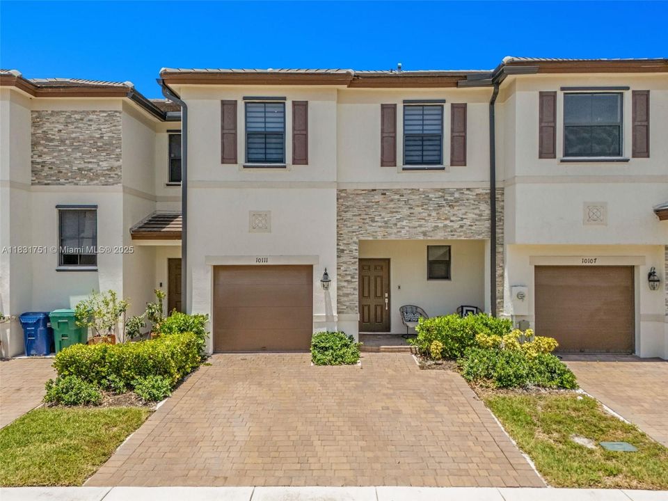 Недавно продано: $459,900 (3 спален, 2 ванн, 1832 Квадратных фут)