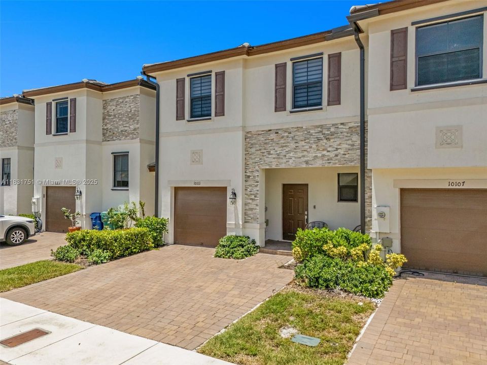 Недавно продано: $459,900 (3 спален, 2 ванн, 1832 Квадратных фут)