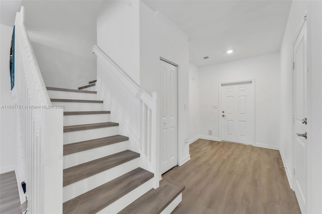 Недавно продано: $459,900 (3 спален, 2 ванн, 1832 Квадратных фут)