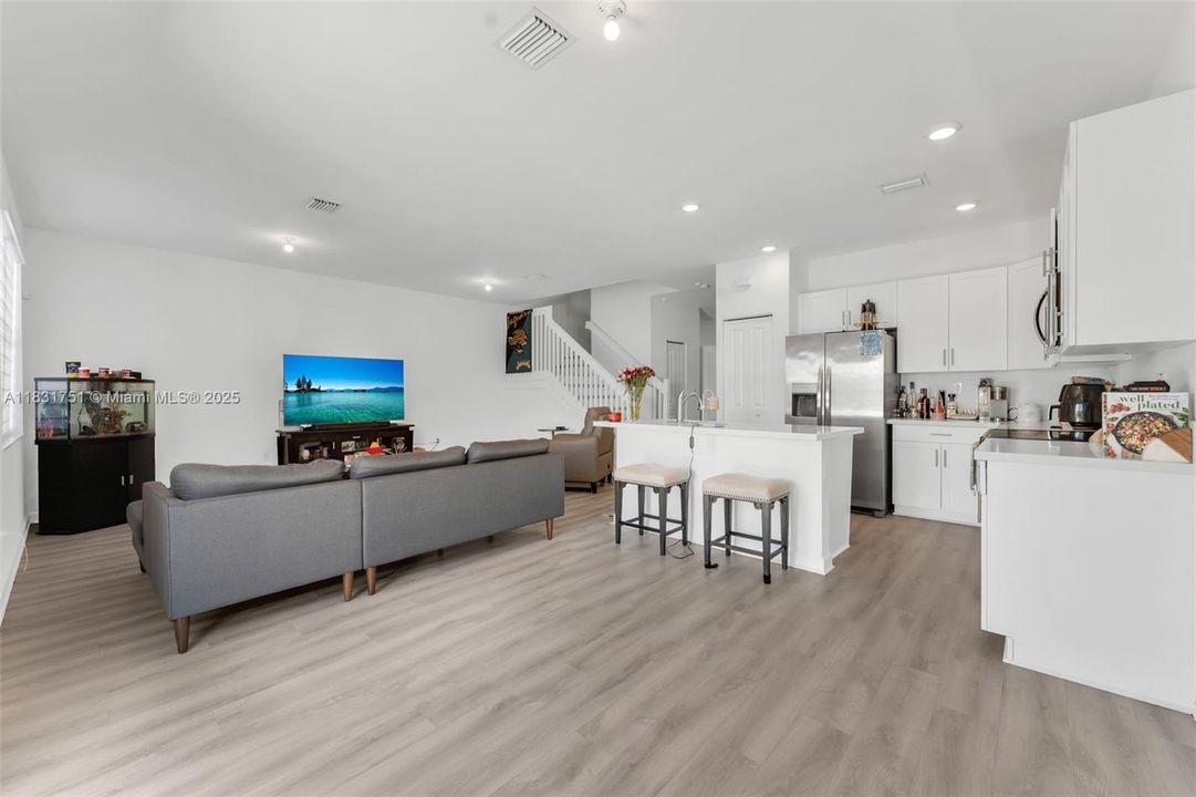 Недавно продано: $459,900 (3 спален, 2 ванн, 1832 Квадратных фут)