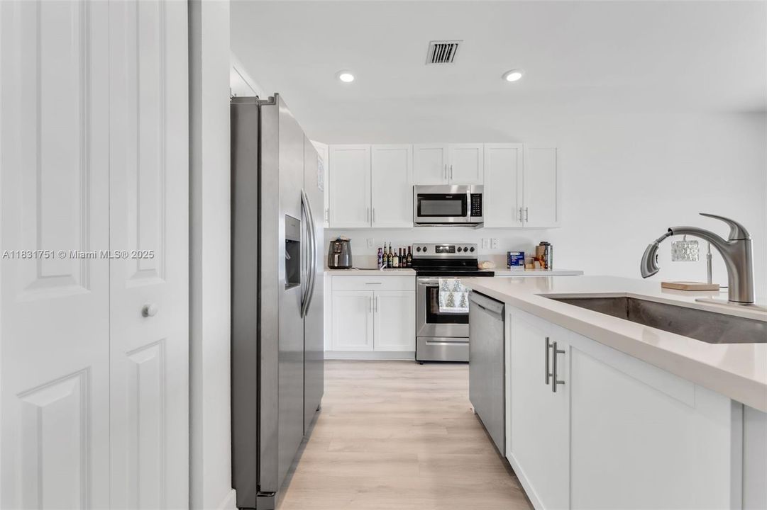 Недавно продано: $459,900 (3 спален, 2 ванн, 1832 Квадратных фут)