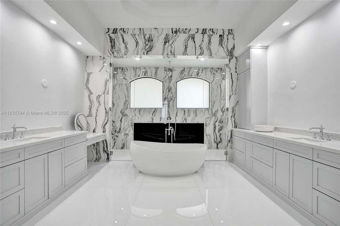 En Venta: $2,950,000 (5 camas, 5 baños, 4426 Pies cuadrados)