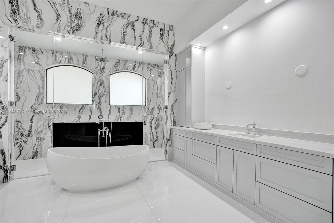 En Venta: $2,950,000 (5 camas, 5 baños, 4426 Pies cuadrados)