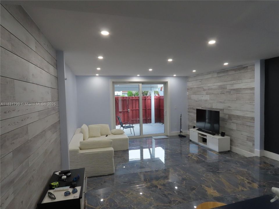 For Sale: $385,000 (2 beds, 1 baths, 1140 Square Feet)