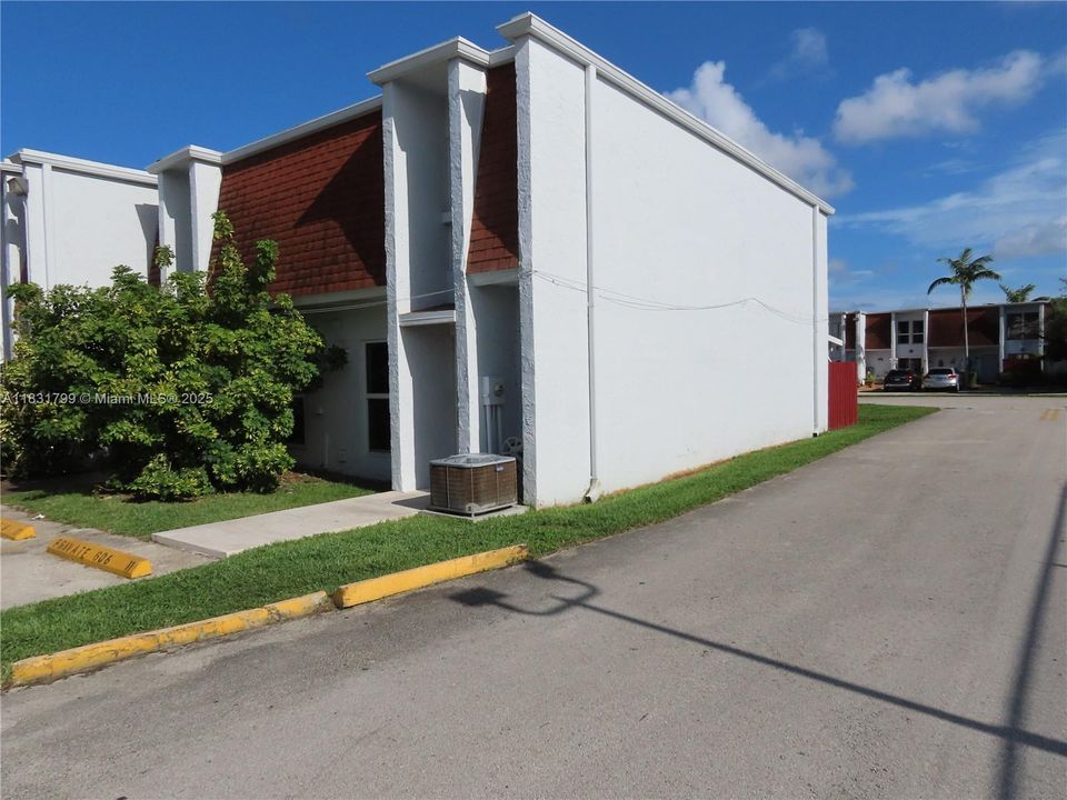 For Sale: $385,000 (2 beds, 1 baths, 1140 Square Feet)