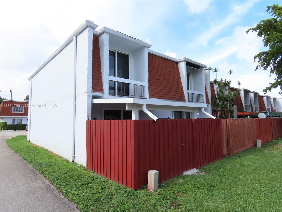 For Sale: $385,000 (2 beds, 1 baths, 1140 Square Feet)