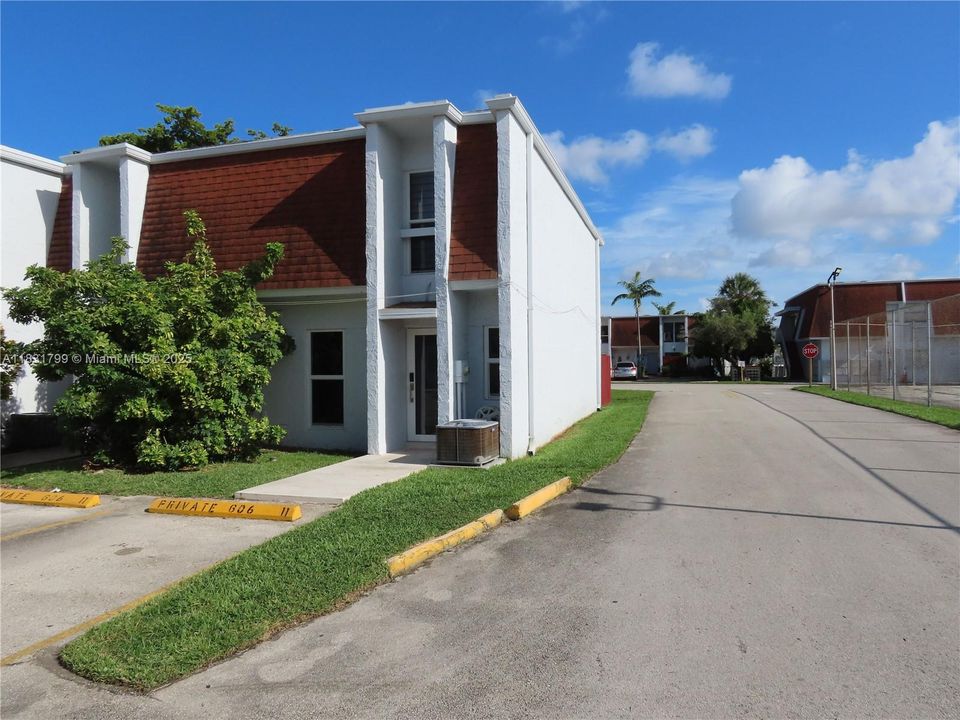 For Sale: $385,000 (2 beds, 1 baths, 1140 Square Feet)