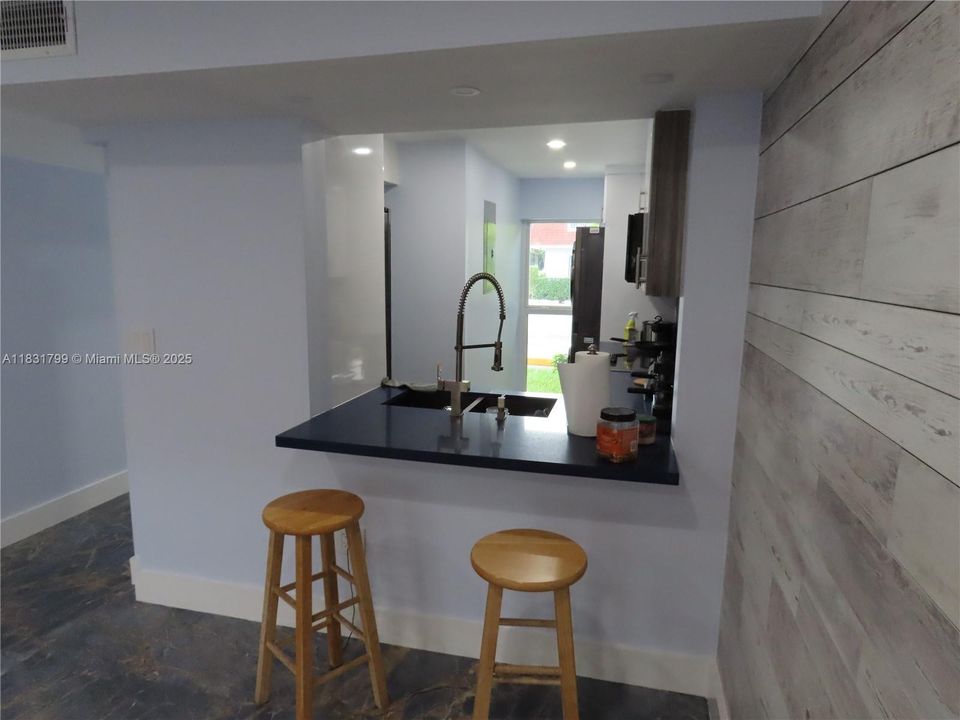 For Sale: $385,000 (2 beds, 1 baths, 1140 Square Feet)