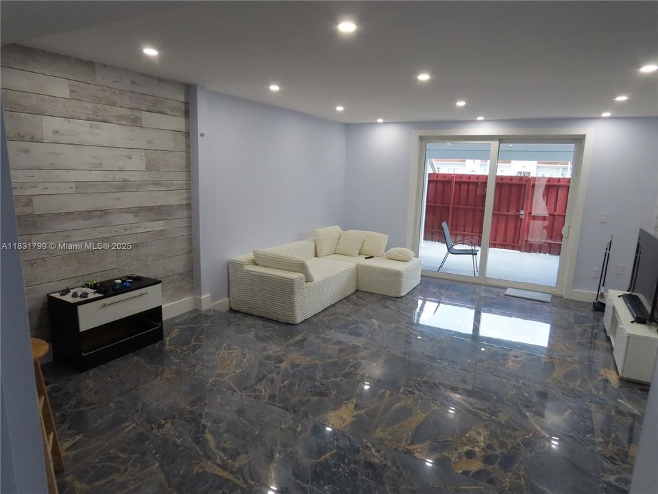 For Sale: $385,000 (2 beds, 1 baths, 1140 Square Feet)