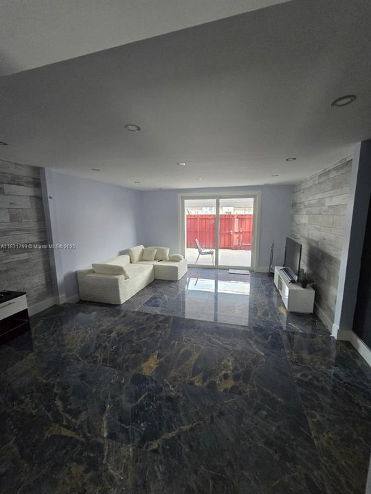 For Sale: $385,000 (2 beds, 1 baths, 1140 Square Feet)