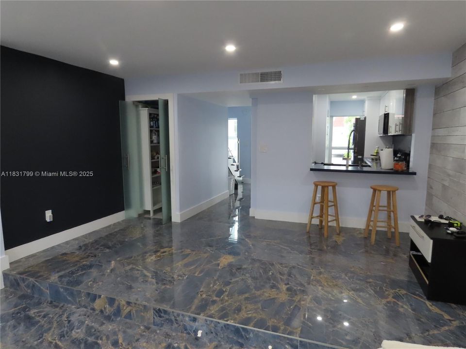 For Sale: $385,000 (2 beds, 1 baths, 1140 Square Feet)