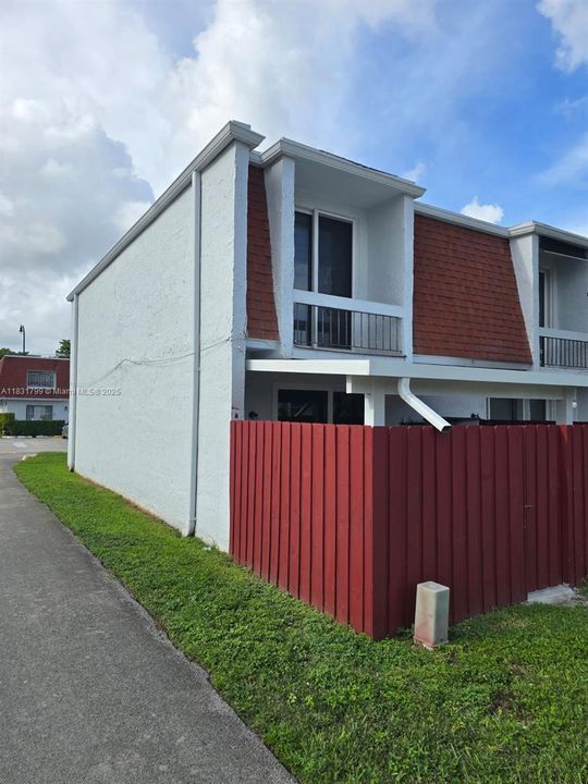 For Sale: $385,000 (2 beds, 1 baths, 1140 Square Feet)