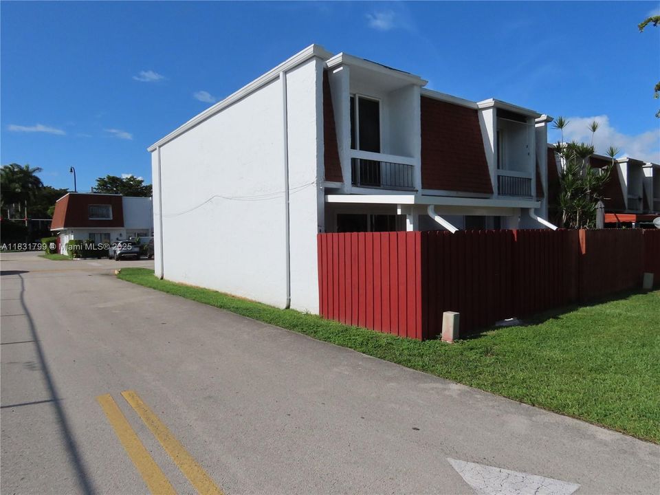 For Sale: $385,000 (2 beds, 1 baths, 1140 Square Feet)