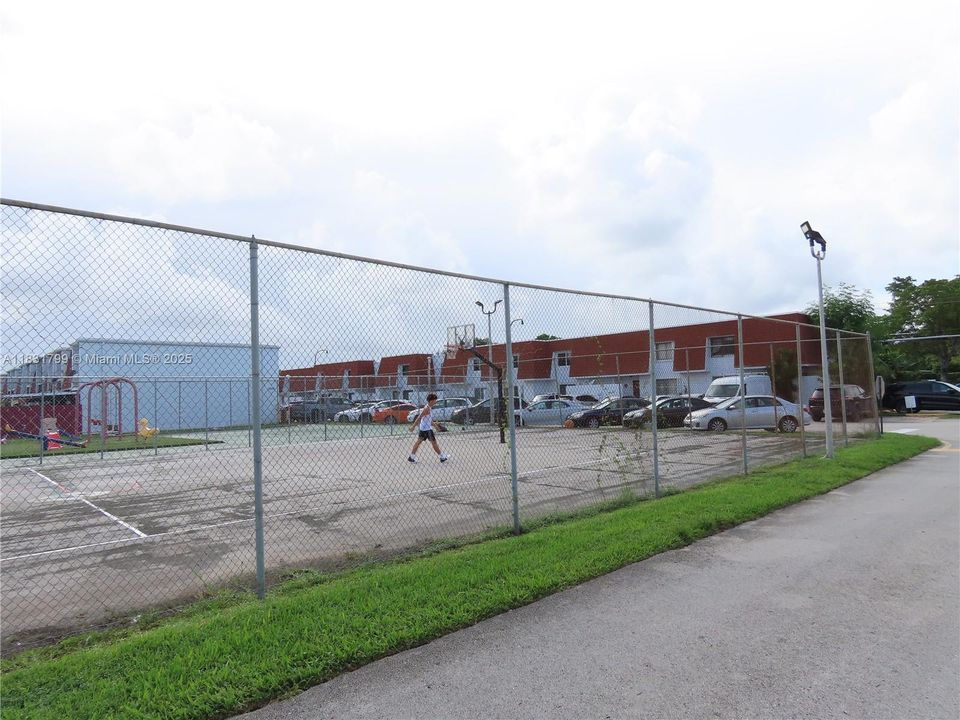 For Sale: $385,000 (2 beds, 1 baths, 1140 Square Feet)