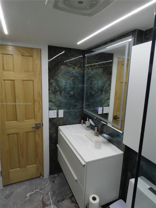 For Sale: $385,000 (2 beds, 1 baths, 1140 Square Feet)