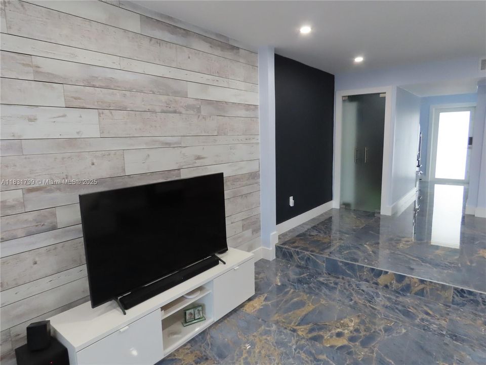 For Sale: $385,000 (2 beds, 1 baths, 1140 Square Feet)