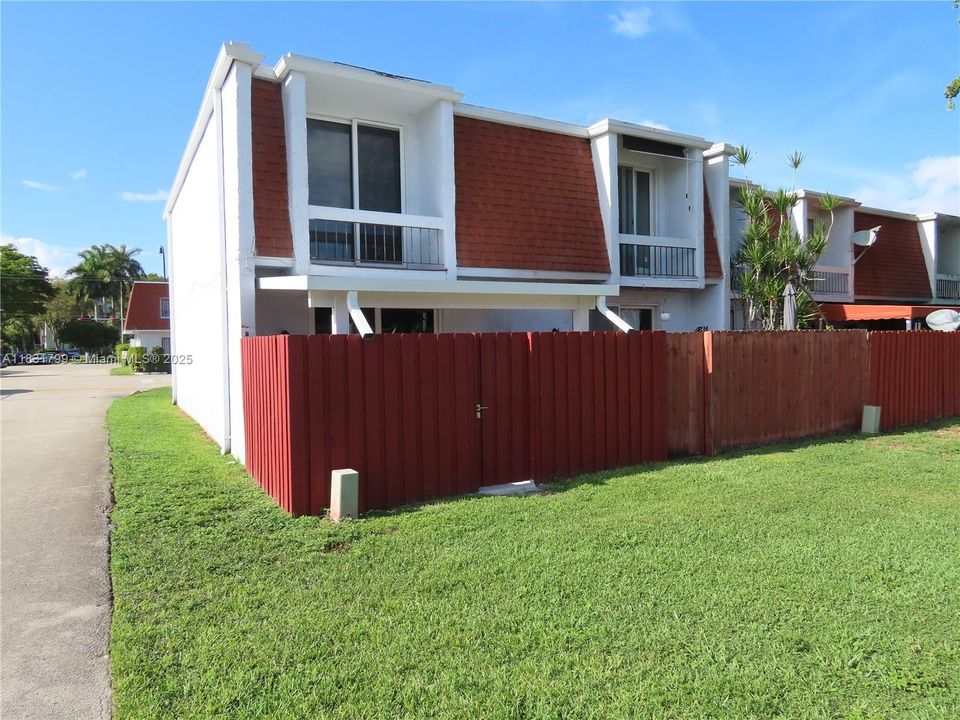 For Sale: $385,000 (2 beds, 1 baths, 1140 Square Feet)