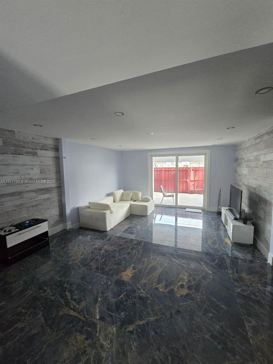 For Sale: $385,000 (2 beds, 1 baths, 1140 Square Feet)