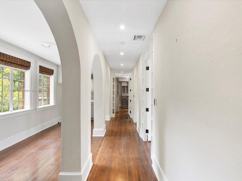 合同活跃: $7,999,000 (5 贝兹, 5 浴室, 5559 平方英尺)