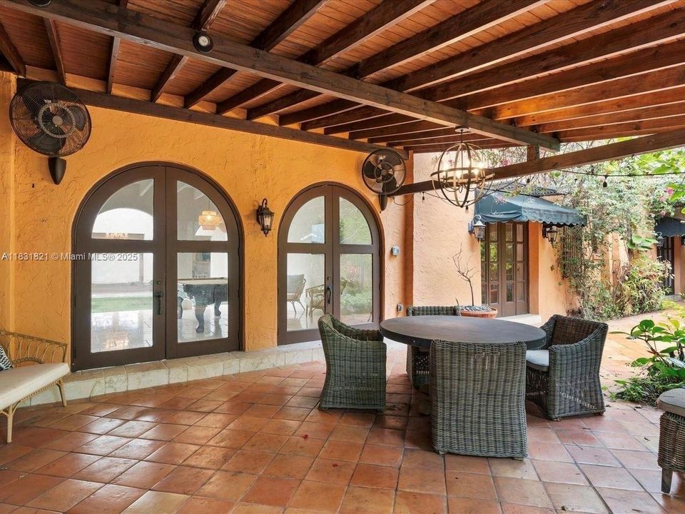 合同活跃: $7,999,000 (5 贝兹, 5 浴室, 5559 平方英尺)