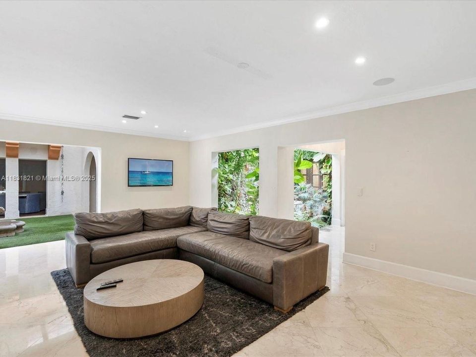 合同活跃: $7,999,000 (5 贝兹, 5 浴室, 5559 平方英尺)