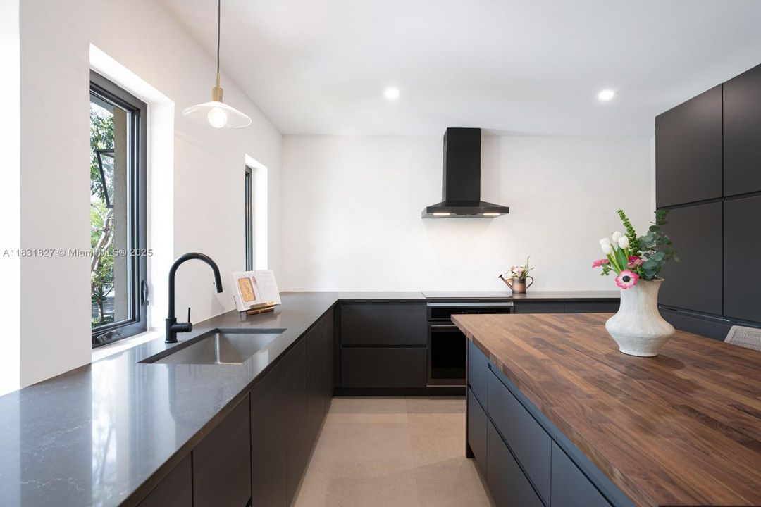 For Sale: $1,995,000 (3 beds, 3 baths, 2540 Square Feet)