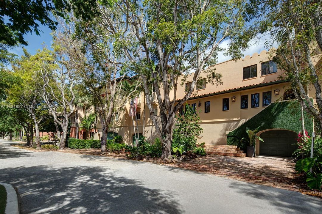 For Sale: $1,995,000 (3 beds, 3 baths, 2540 Square Feet)