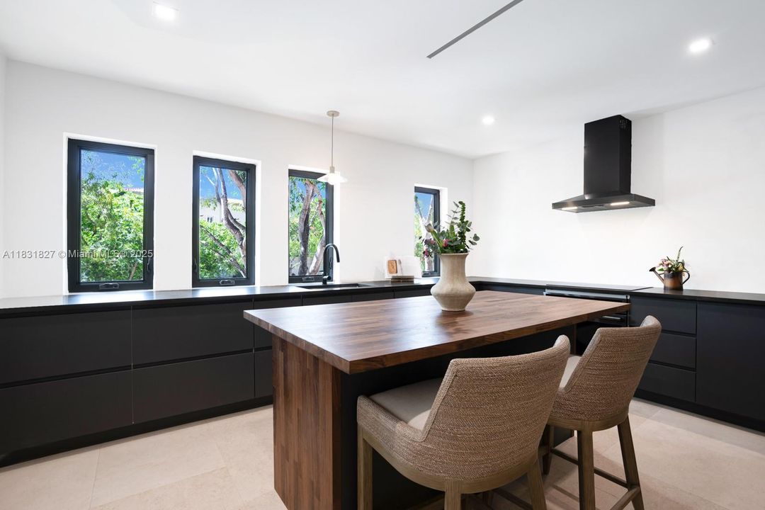 For Sale: $1,995,000 (3 beds, 3 baths, 2540 Square Feet)