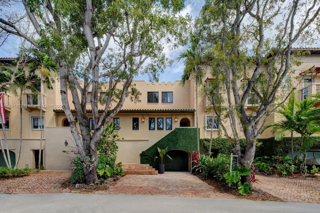 For Sale: $1,995,000 (3 beds, 3 baths, 2540 Square Feet)