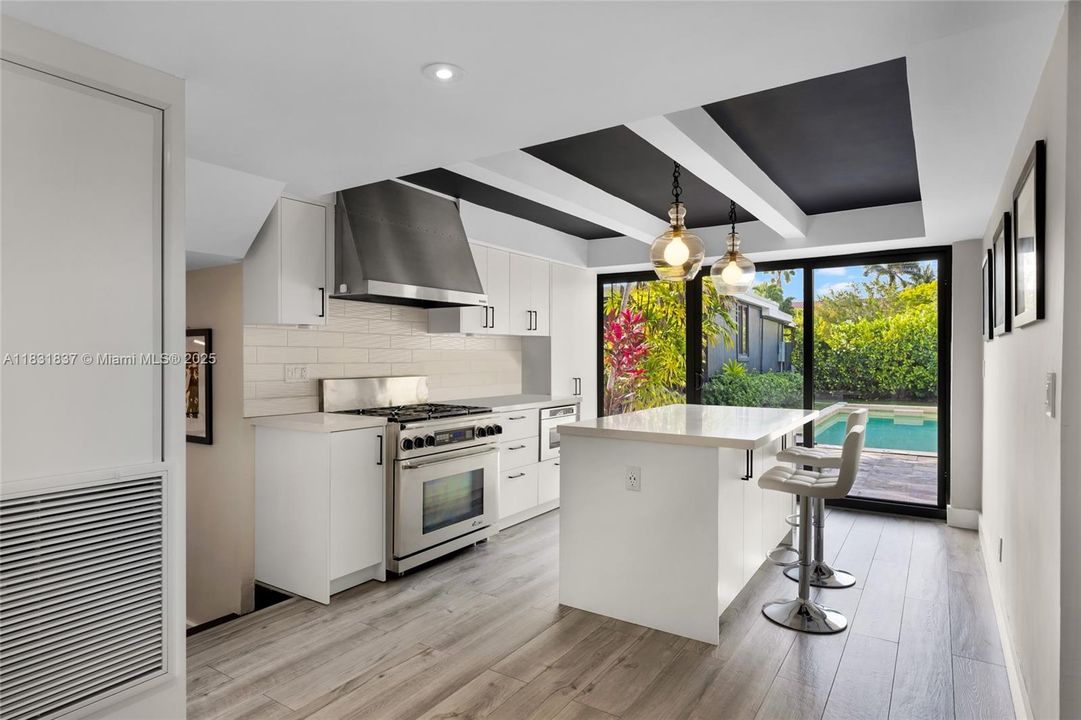 Vendido Recientemente: $2,150,000 (4 camas, 4 baños, 2580 Pies cuadrados)