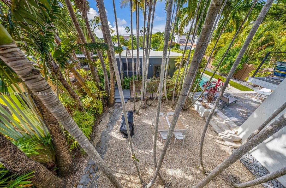 Vendido Recientemente: $2,150,000 (4 camas, 4 baños, 2580 Pies cuadrados)