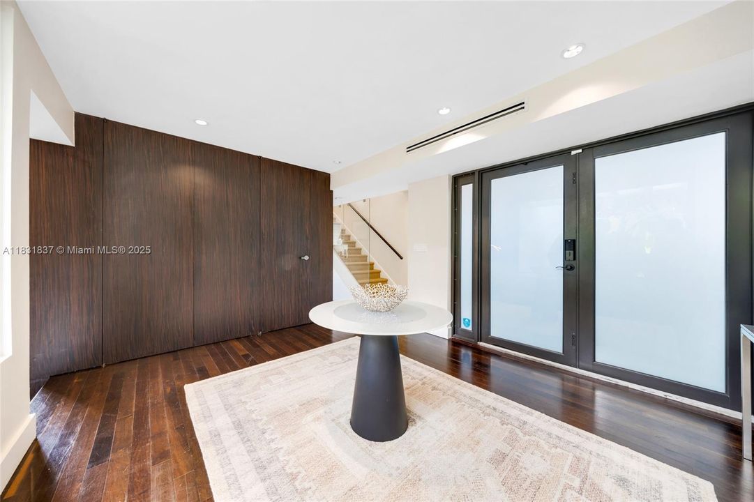 Vendido Recientemente: $2,150,000 (4 camas, 4 baños, 2580 Pies cuadrados)