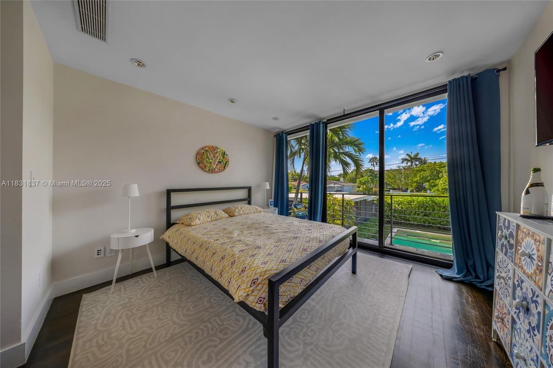 Vendido Recientemente: $2,150,000 (4 camas, 4 baños, 2580 Pies cuadrados)