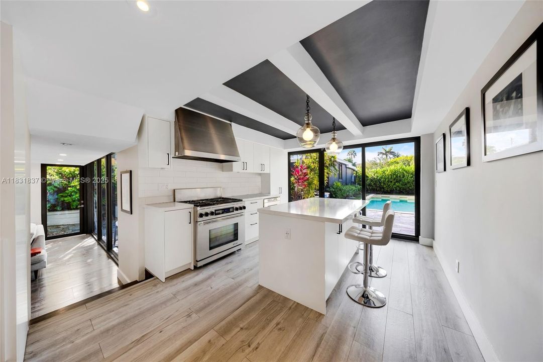 Vendido Recientemente: $2,150,000 (4 camas, 4 baños, 2580 Pies cuadrados)