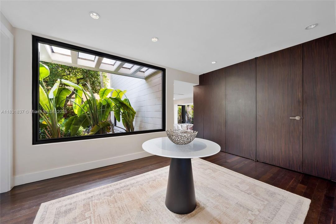 Vendido Recientemente: $2,150,000 (4 camas, 4 baños, 2580 Pies cuadrados)