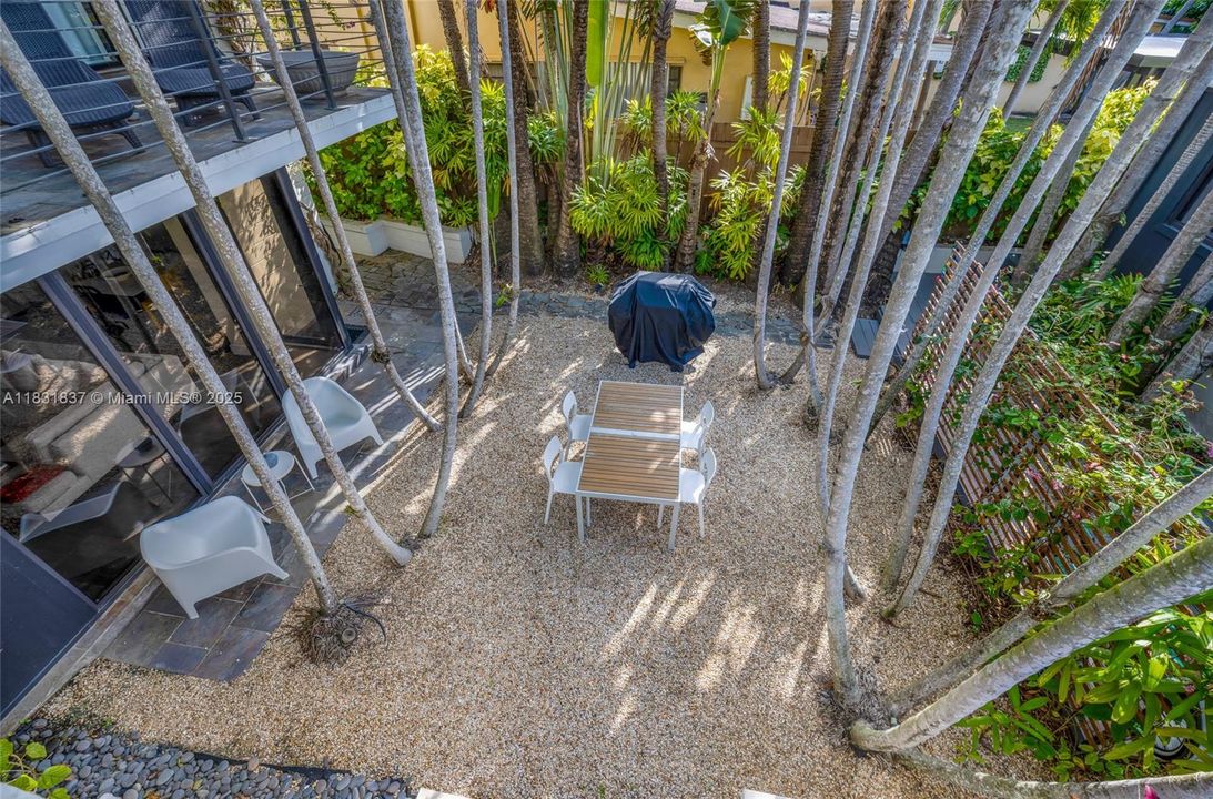 Vendido Recientemente: $2,150,000 (4 camas, 4 baños, 2580 Pies cuadrados)