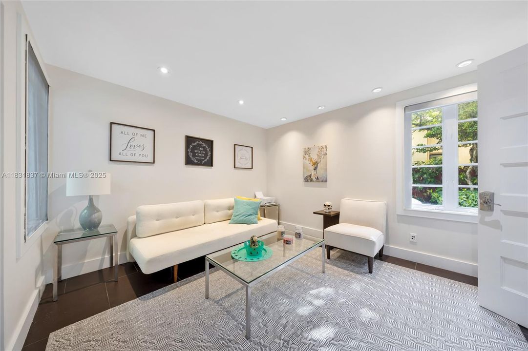 Vendido Recientemente: $2,150,000 (4 camas, 4 baños, 2580 Pies cuadrados)