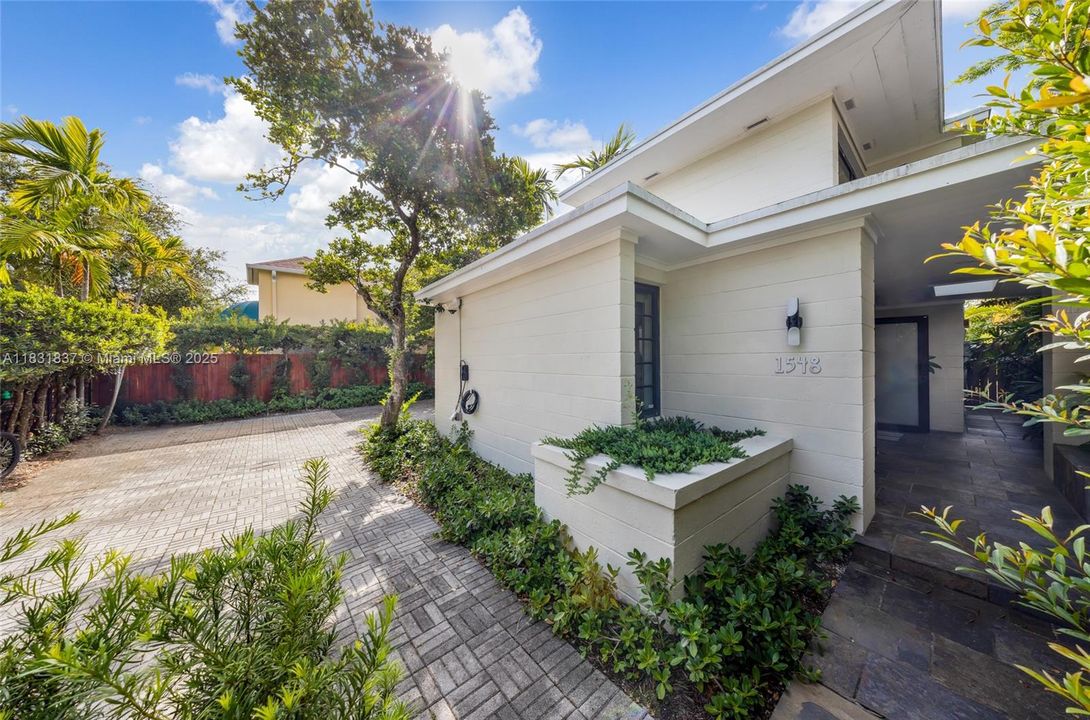 Vendido Recientemente: $2,150,000 (4 camas, 4 baños, 2580 Pies cuadrados)