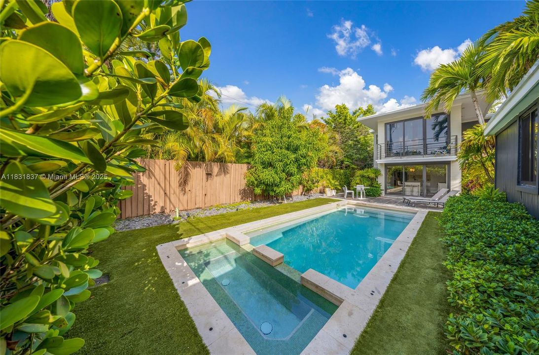 Vendido Recientemente: $2,150,000 (4 camas, 4 baños, 2580 Pies cuadrados)