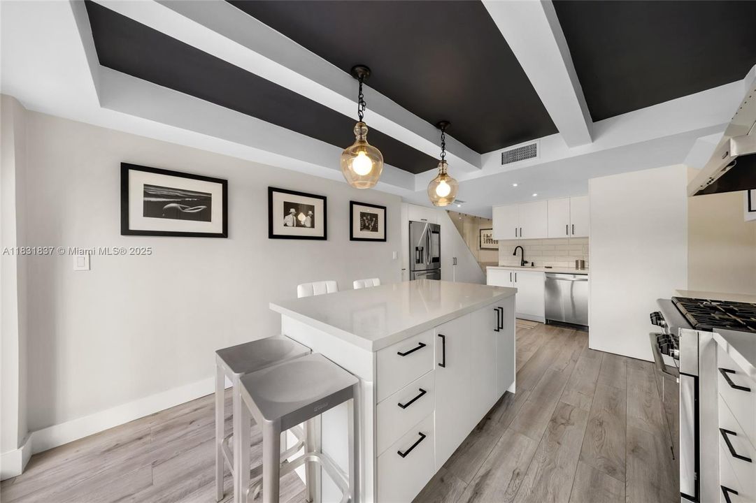 Vendido Recientemente: $2,150,000 (4 camas, 4 baños, 2580 Pies cuadrados)