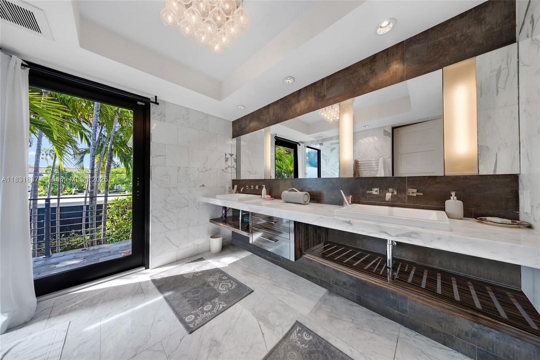 Vendido Recientemente: $2,150,000 (4 camas, 4 baños, 2580 Pies cuadrados)