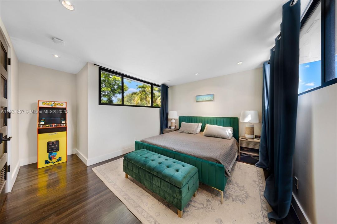 Vendido Recientemente: $2,150,000 (4 camas, 4 baños, 2580 Pies cuadrados)