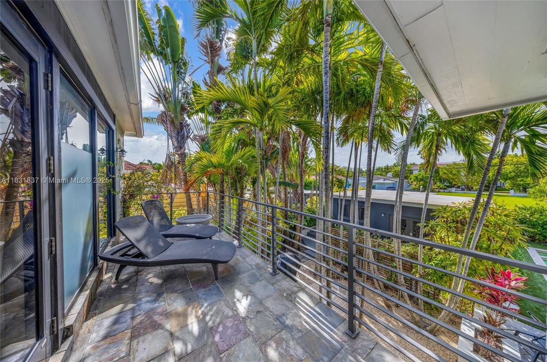 Vendido Recientemente: $2,150,000 (4 camas, 4 baños, 2580 Pies cuadrados)