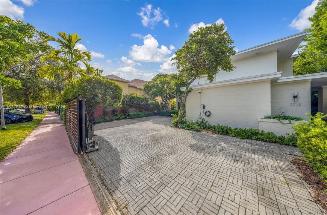 Vendido Recientemente: $2,150,000 (4 camas, 4 baños, 2580 Pies cuadrados)