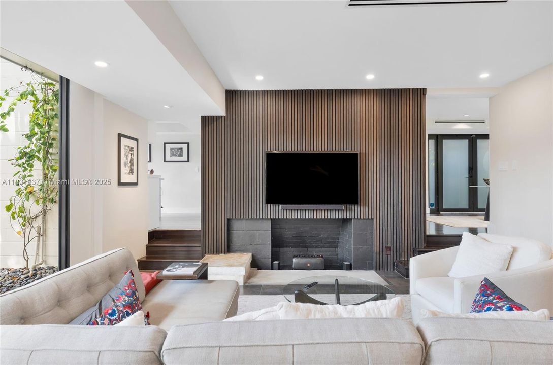 Vendido Recientemente: $2,150,000 (4 camas, 4 baños, 2580 Pies cuadrados)