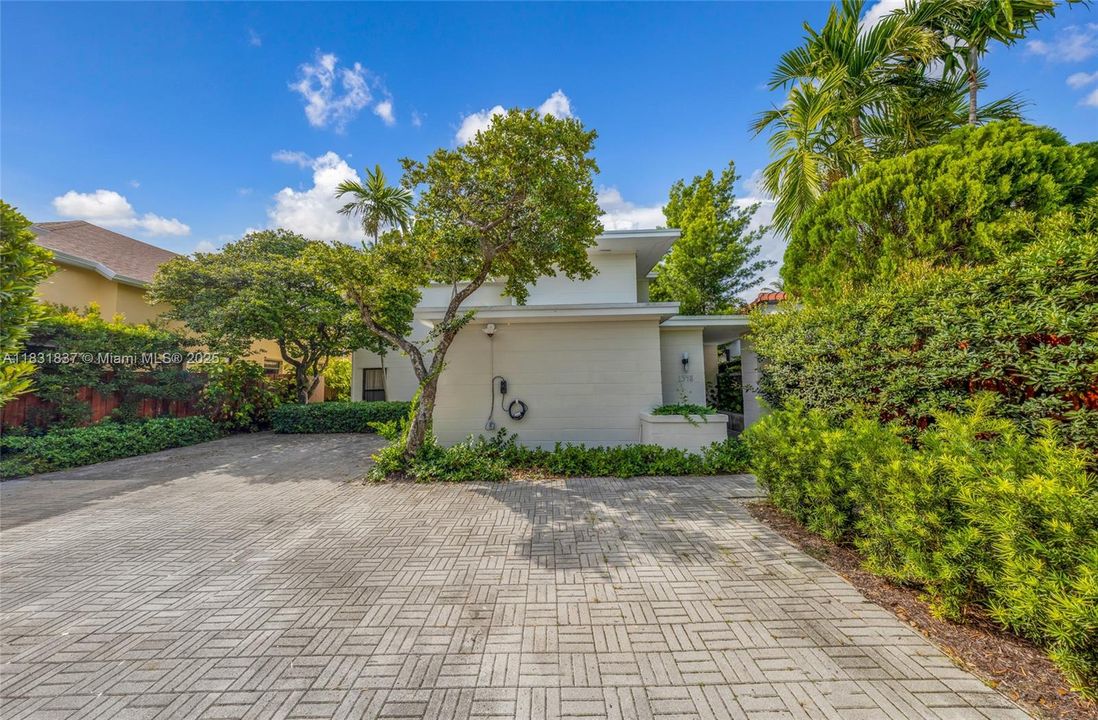 Vendido Recientemente: $2,150,000 (4 camas, 4 baños, 2580 Pies cuadrados)