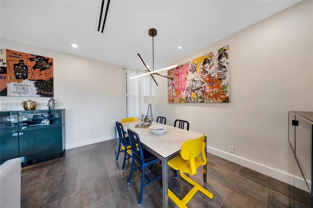 Vendido Recientemente: $2,150,000 (4 camas, 4 baños, 2580 Pies cuadrados)